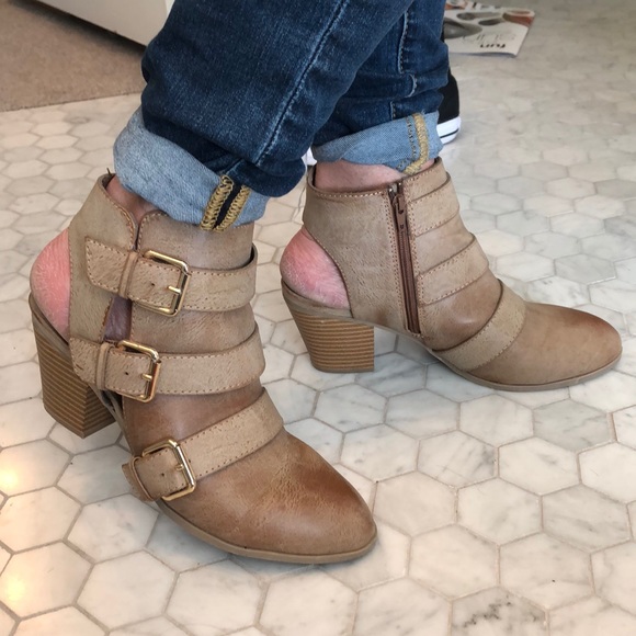 Super cute Express Booties - Picture 2 of 3